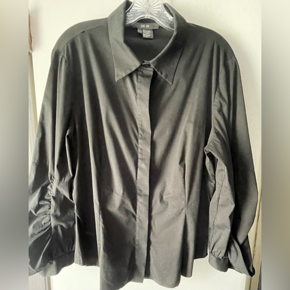 PER SE BLACK BUTTON FRONT ROUCHED LONG SLEEVE BLOUSE W/ STRETCH. SIZE US 14